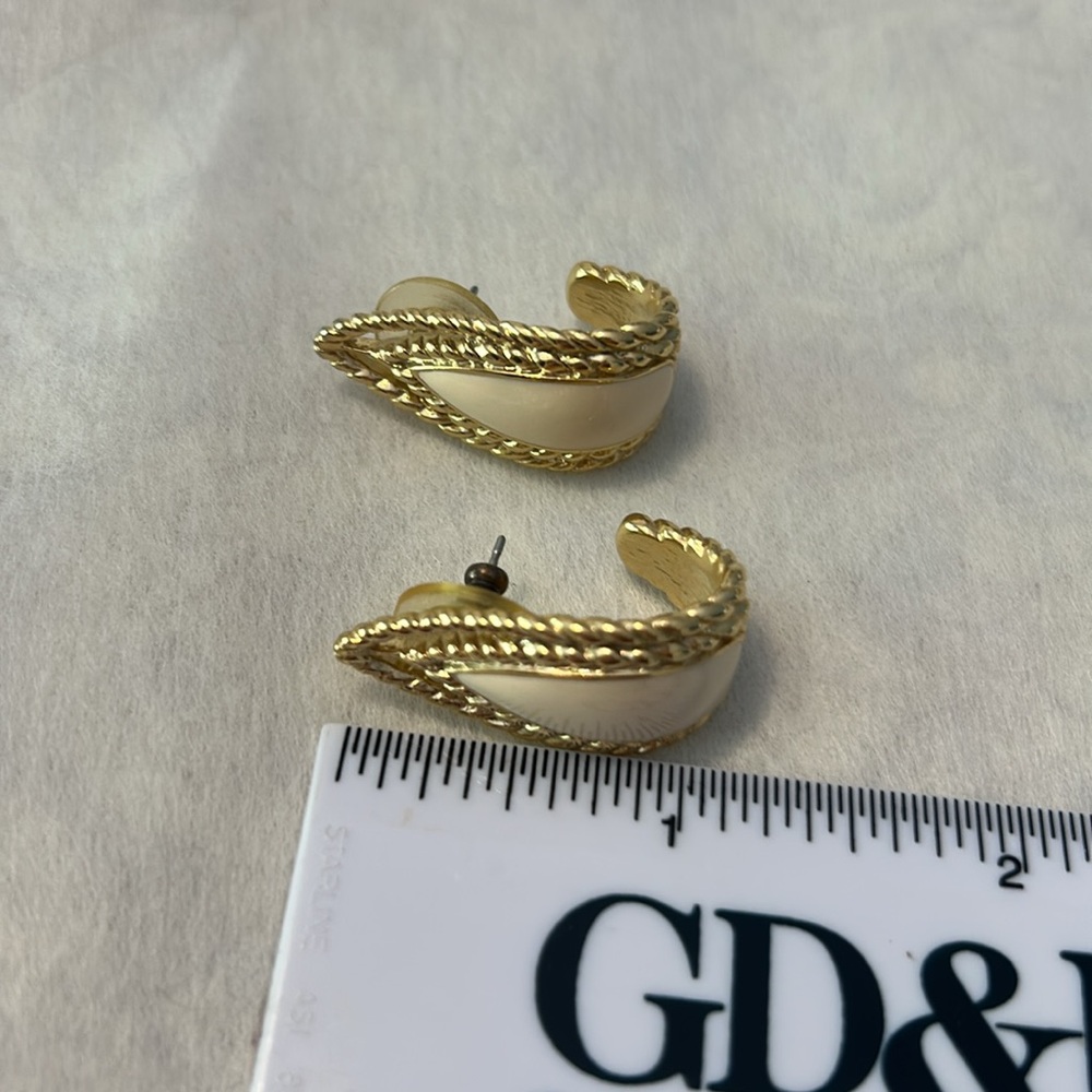 Elegant Gold and Cream Earrings - Picture 4 of 4